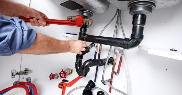 How Commercial Plumbers Handle High-Volume Clogs